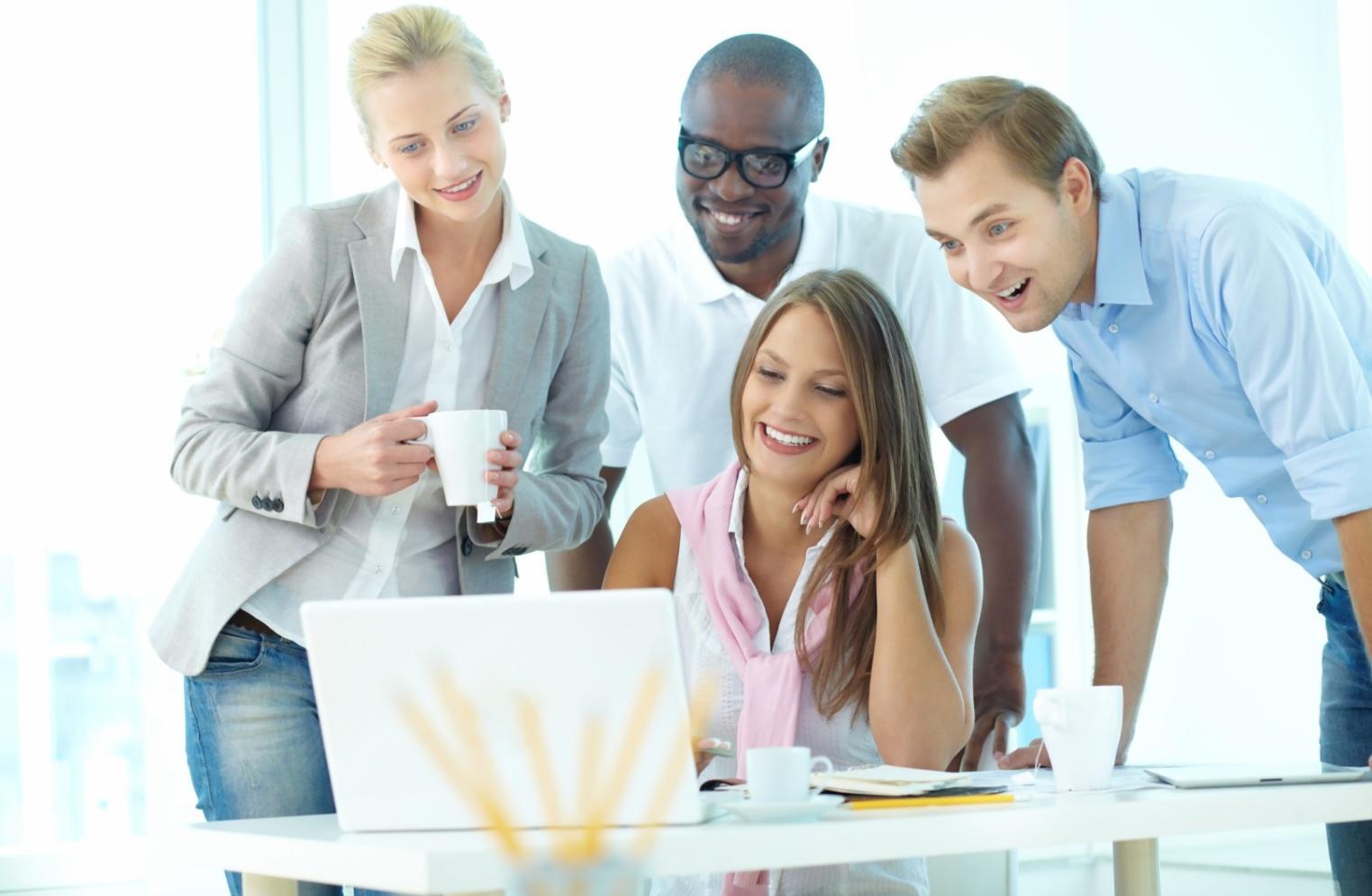 Arbeitsplatz mit Versicherungsunterlagen und Laptop